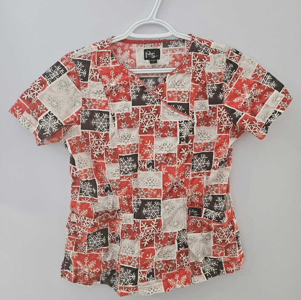 Holiday/Winter Scrub Top. Size small. Peaches sport brand.